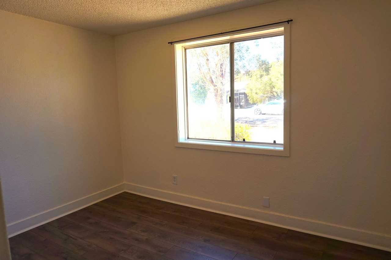 565 Graham Dr - Photo 7 of 10