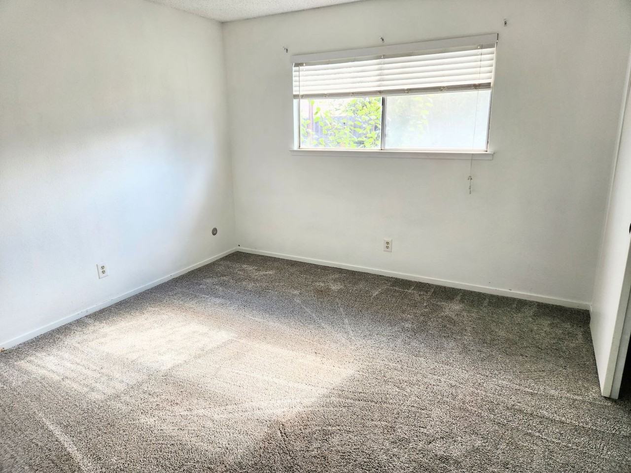 668 Victoria Way - Photo 3 of 10