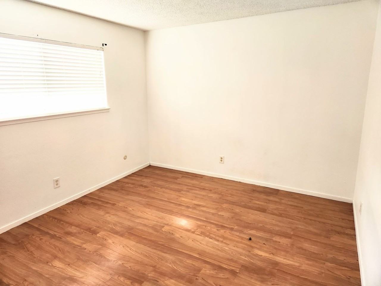 668 Victoria Way - Photo 4 of 10