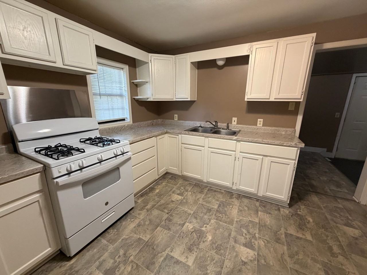 324 S Mccomas St - Photo 5 of 13