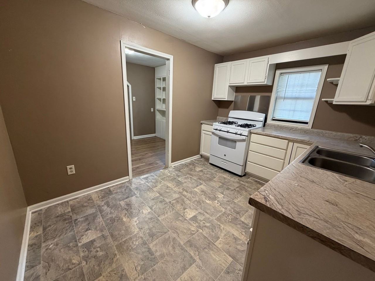 324 S Mccomas St - Photo 6 of 13