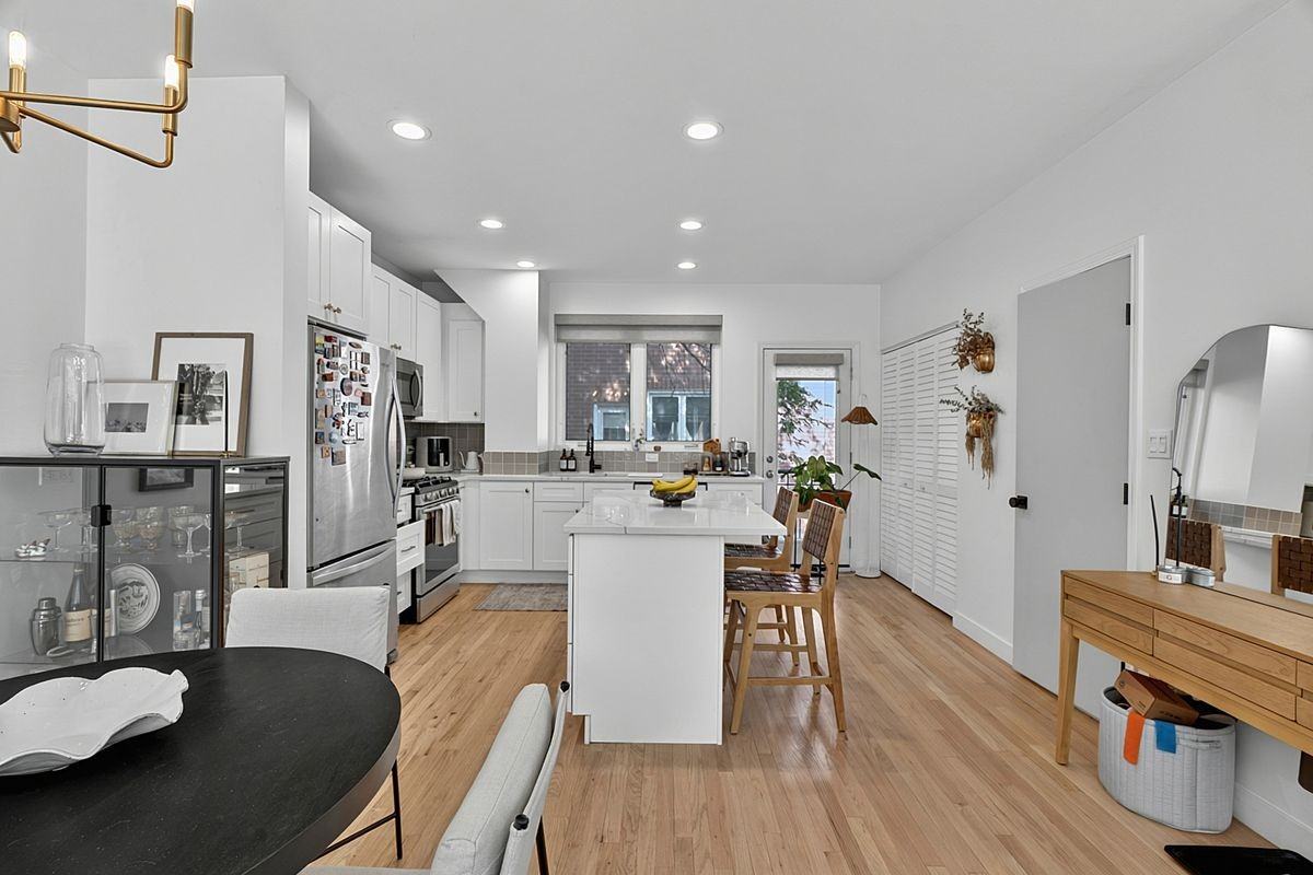2809 N Wolcott Ave - Photo 2 of 17