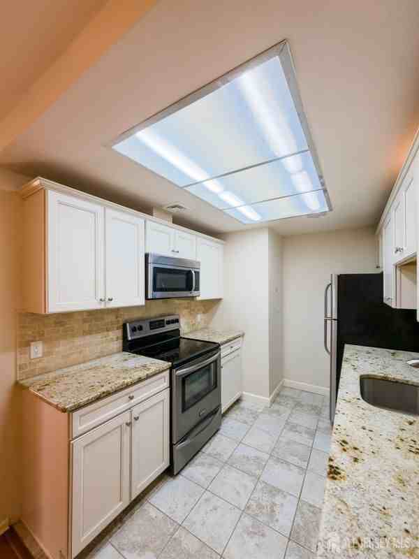 227 Manchester Ln - Photo 7 of 19