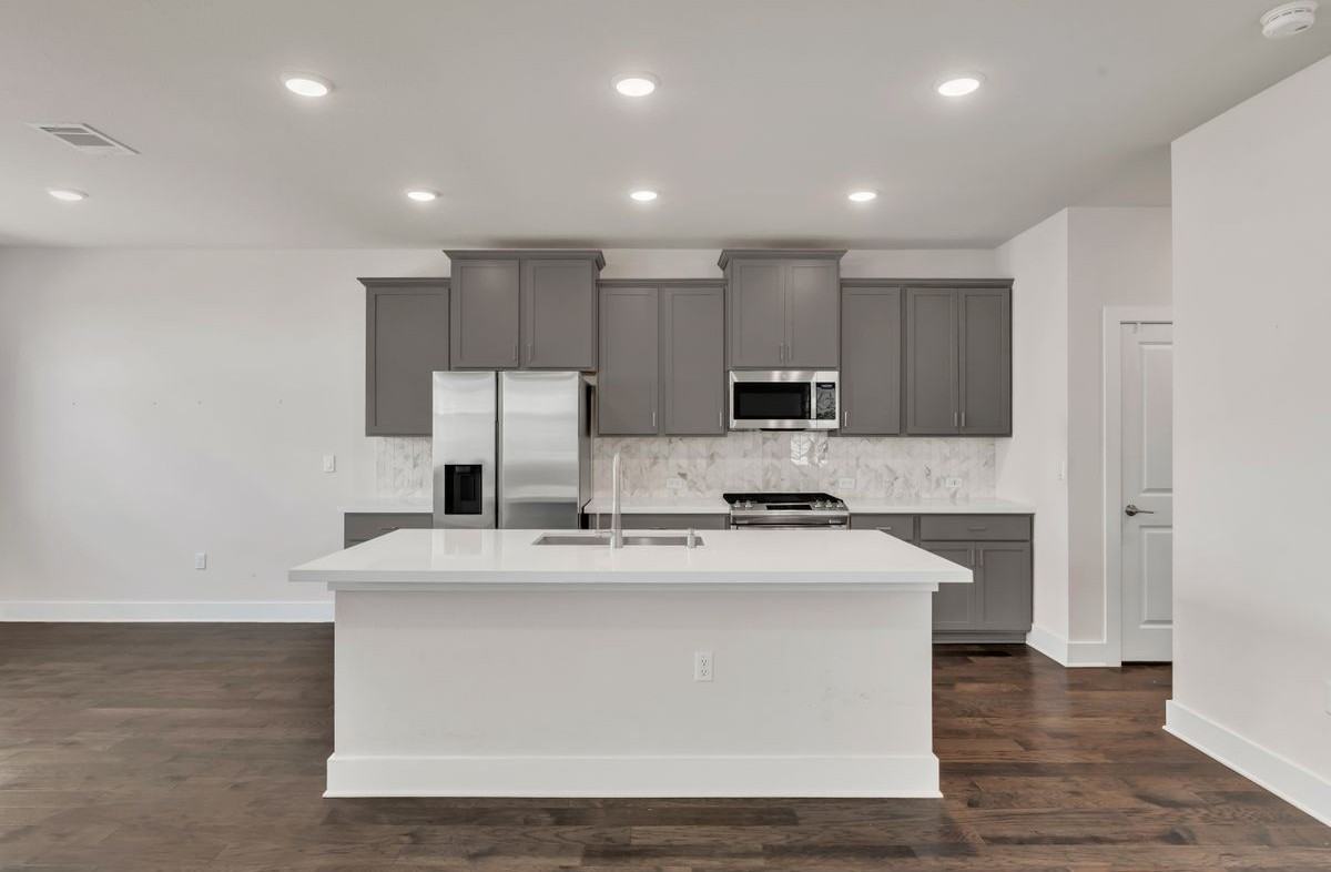 15607 Ellinger Dr - Photo 4 of 30