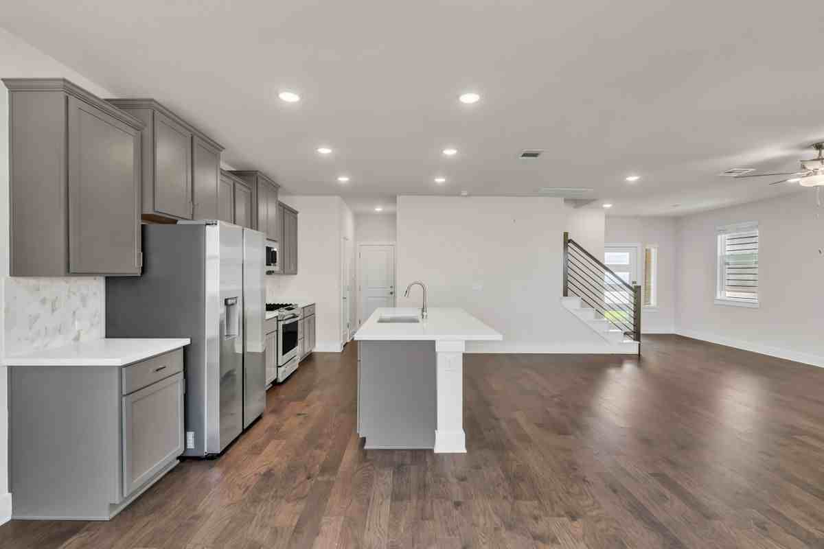 15607 Ellinger Dr - Photo 5 of 30