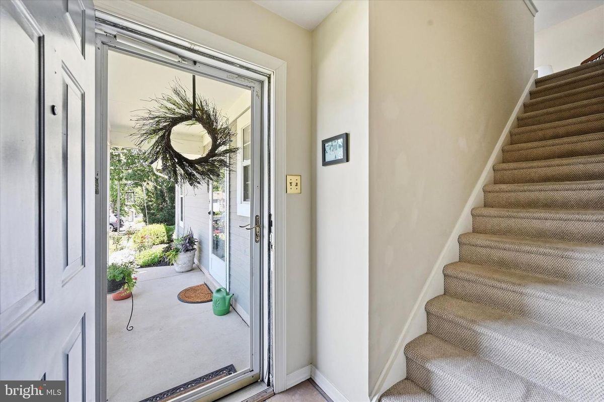 700 Bradford Ter - Photo 3 of 18
