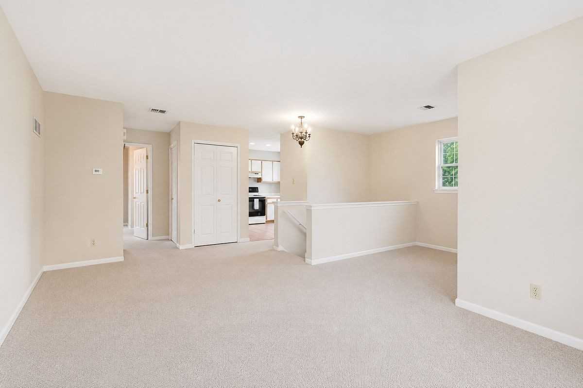 700 Bradford Ter - Photo 4 of 18