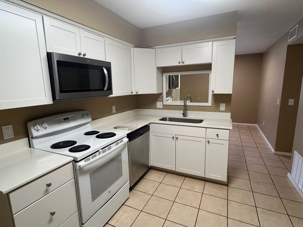 307 Harris Cir - Photo 3 of 12