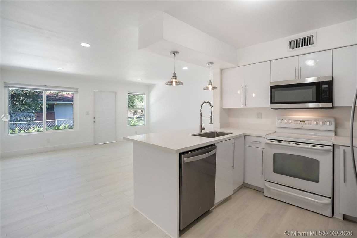 1301 Ne 147th St - Photo 2 of 9