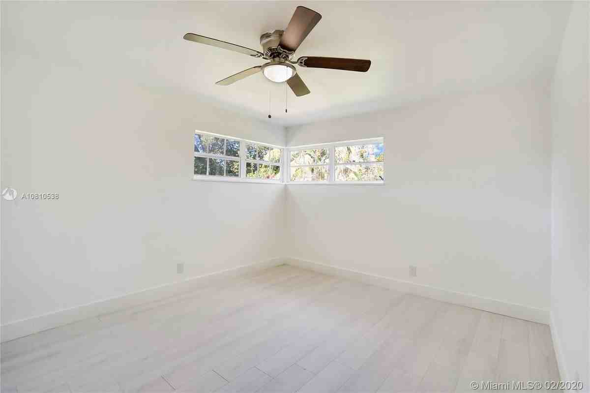 1301 Ne 147th St - Photo 4 of 9