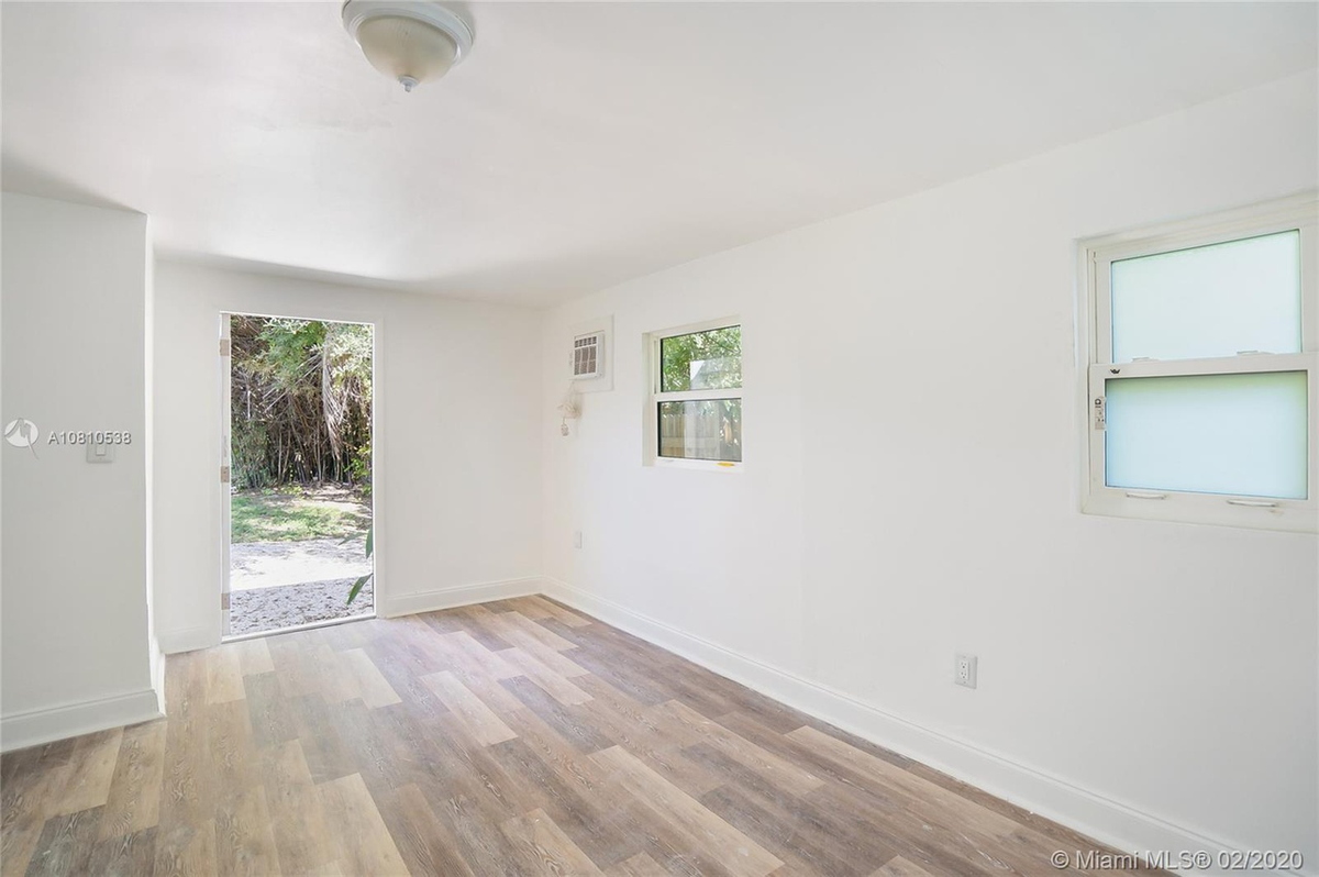 1301 Ne 147th St - Photo 6 of 9
