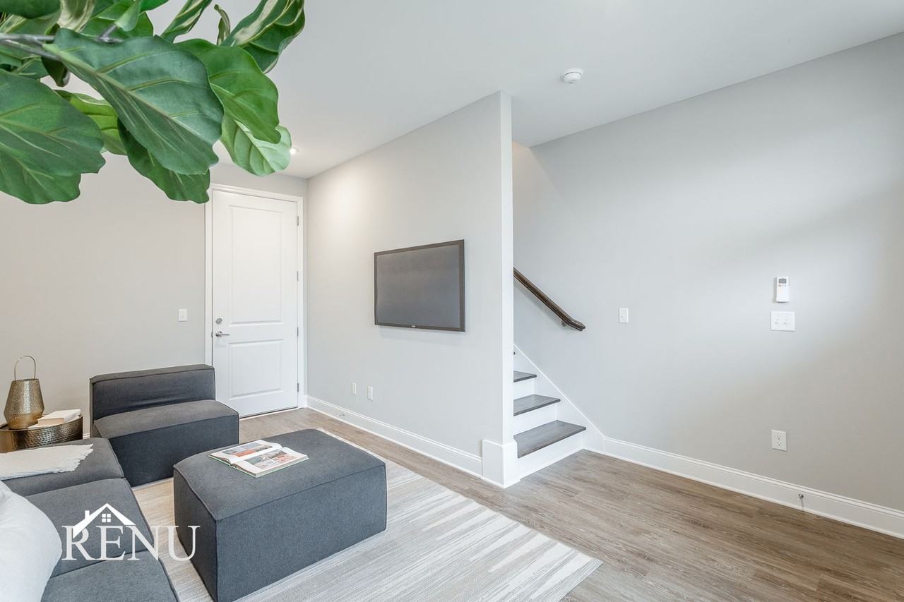 2363 E 18th St - Photo 5 of 18