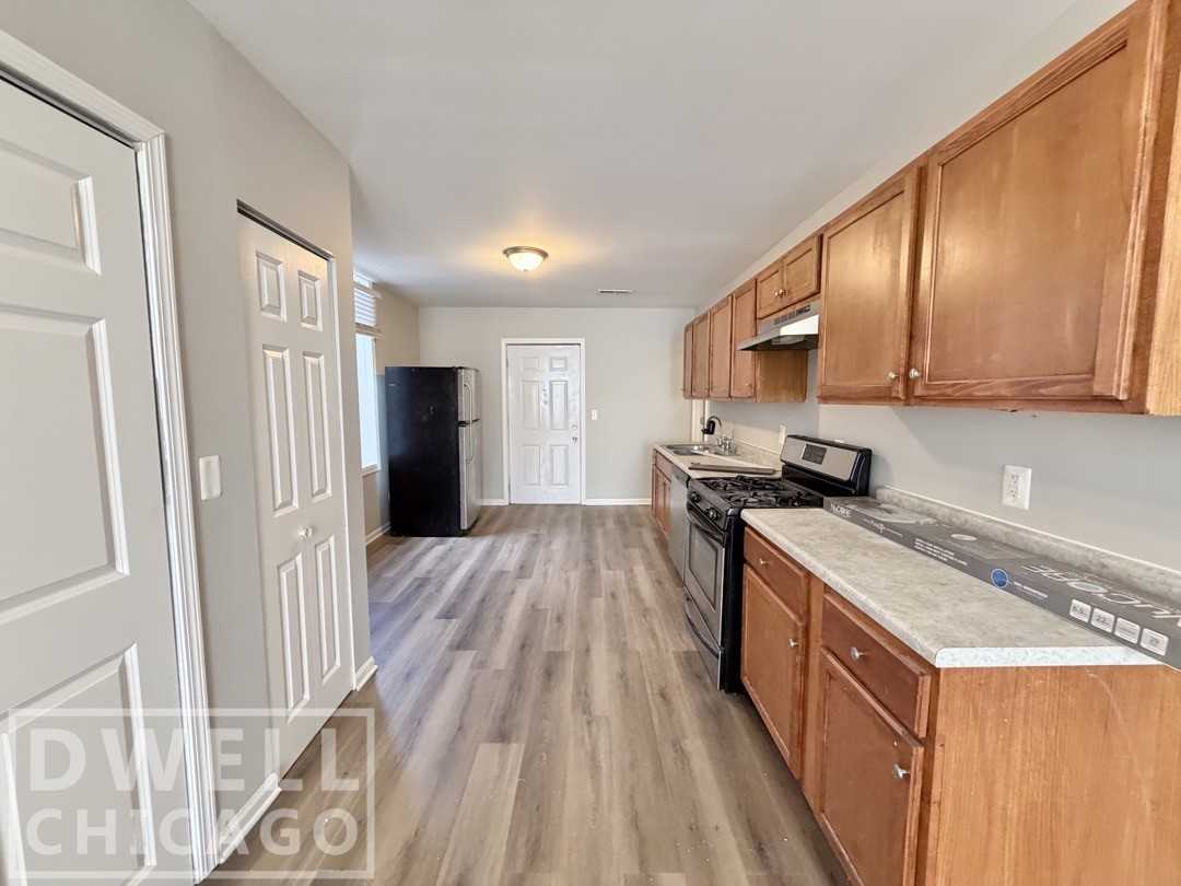 2131 S Fairfield Ave #CH1 - Photo 2 of 15