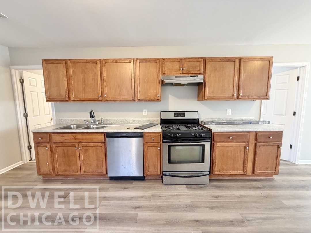 2131 S Fairfield Ave #CH1 - Photo 4 of 15