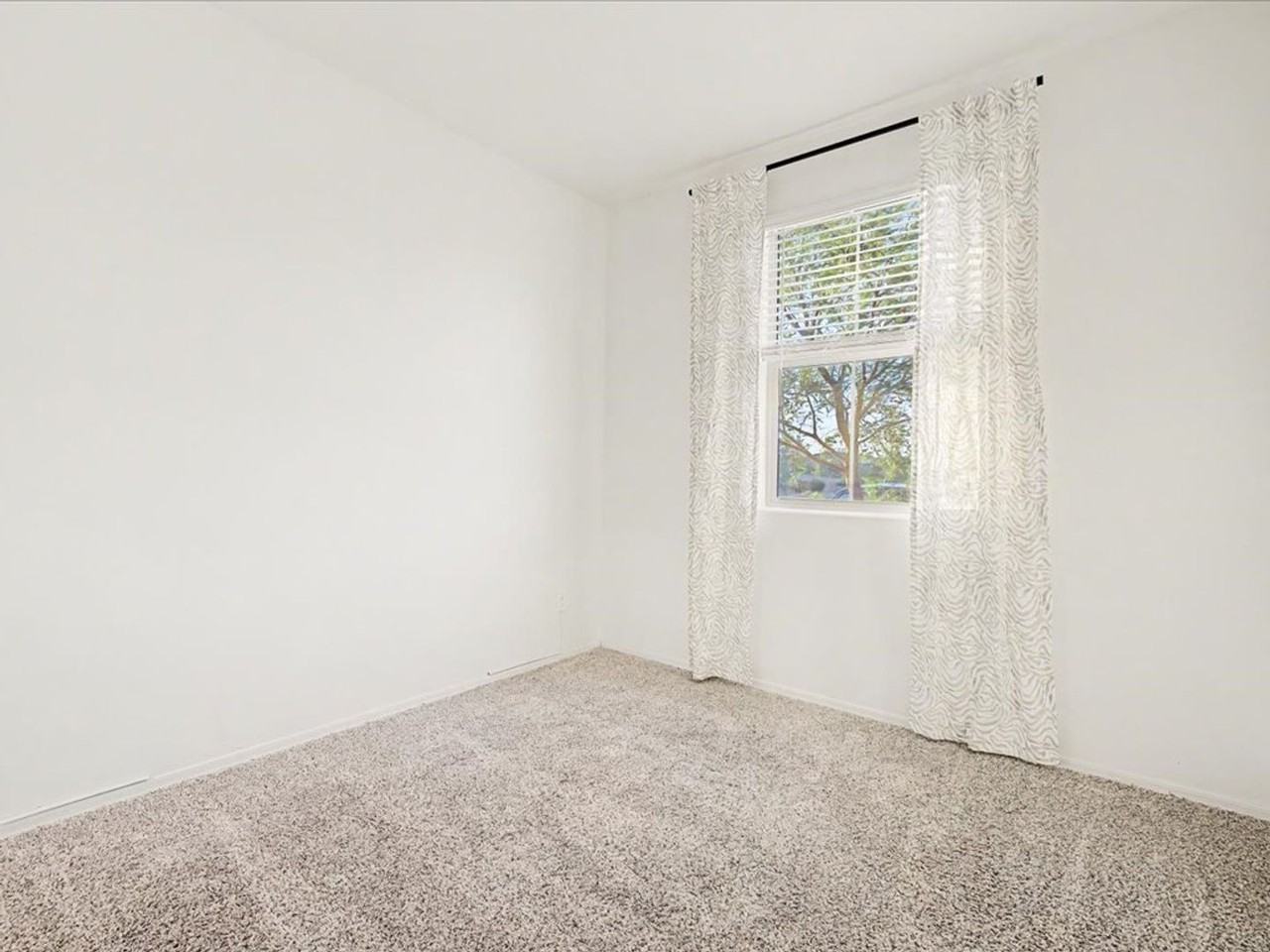 10315 W Robertson St - Photo 3 of 28