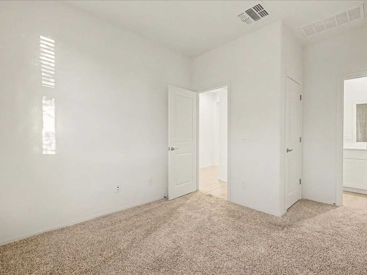 10315 W Robertson St - Photo 4 of 28