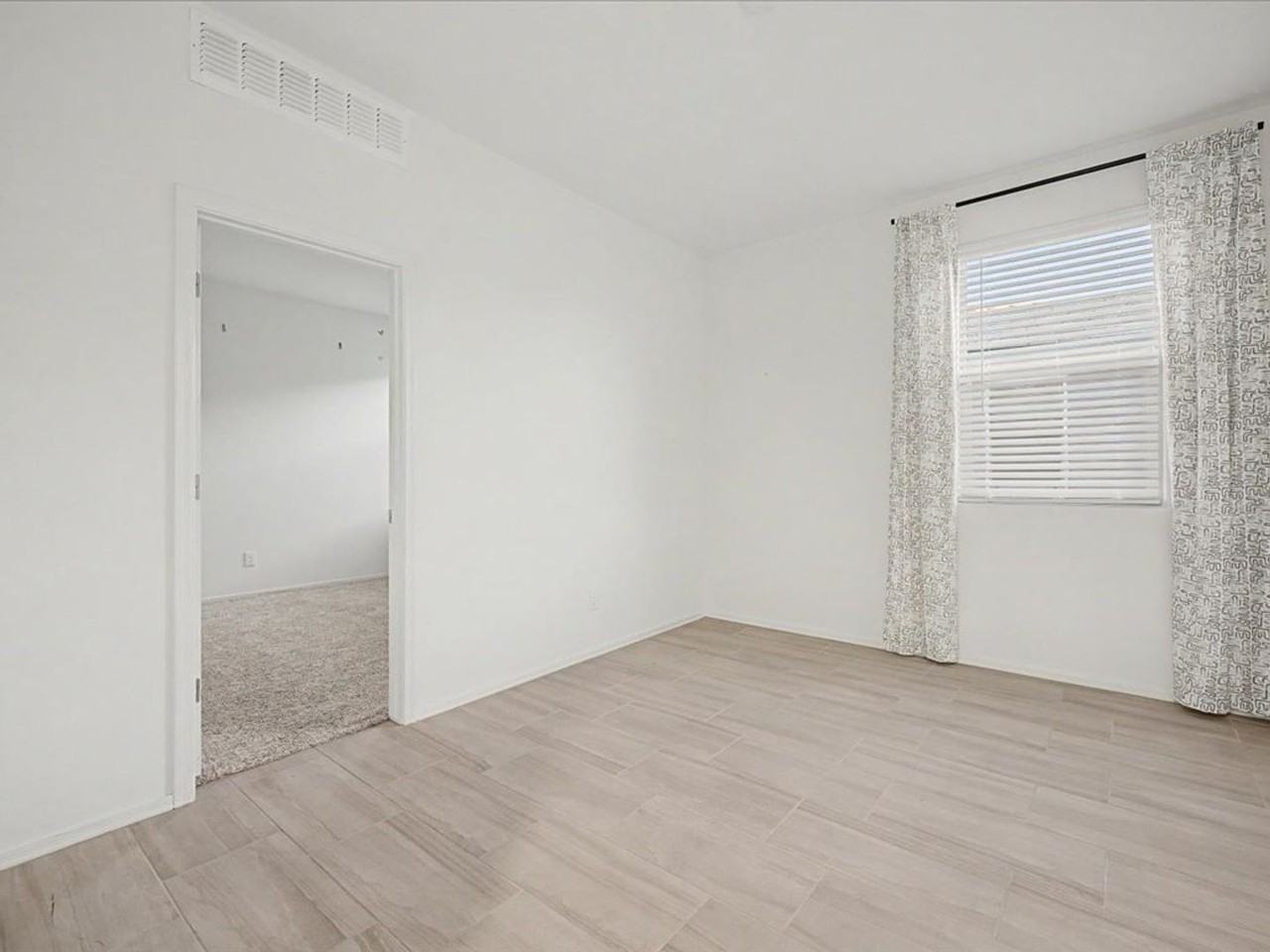 10315 W Robertson St - Photo 5 of 28