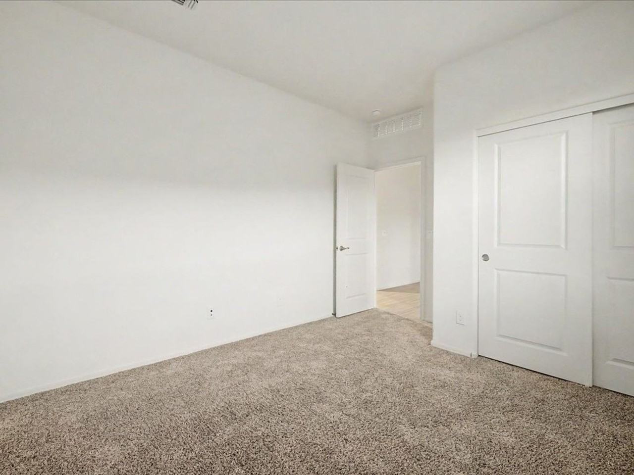 10315 W Robertson St - Photo 7 of 28