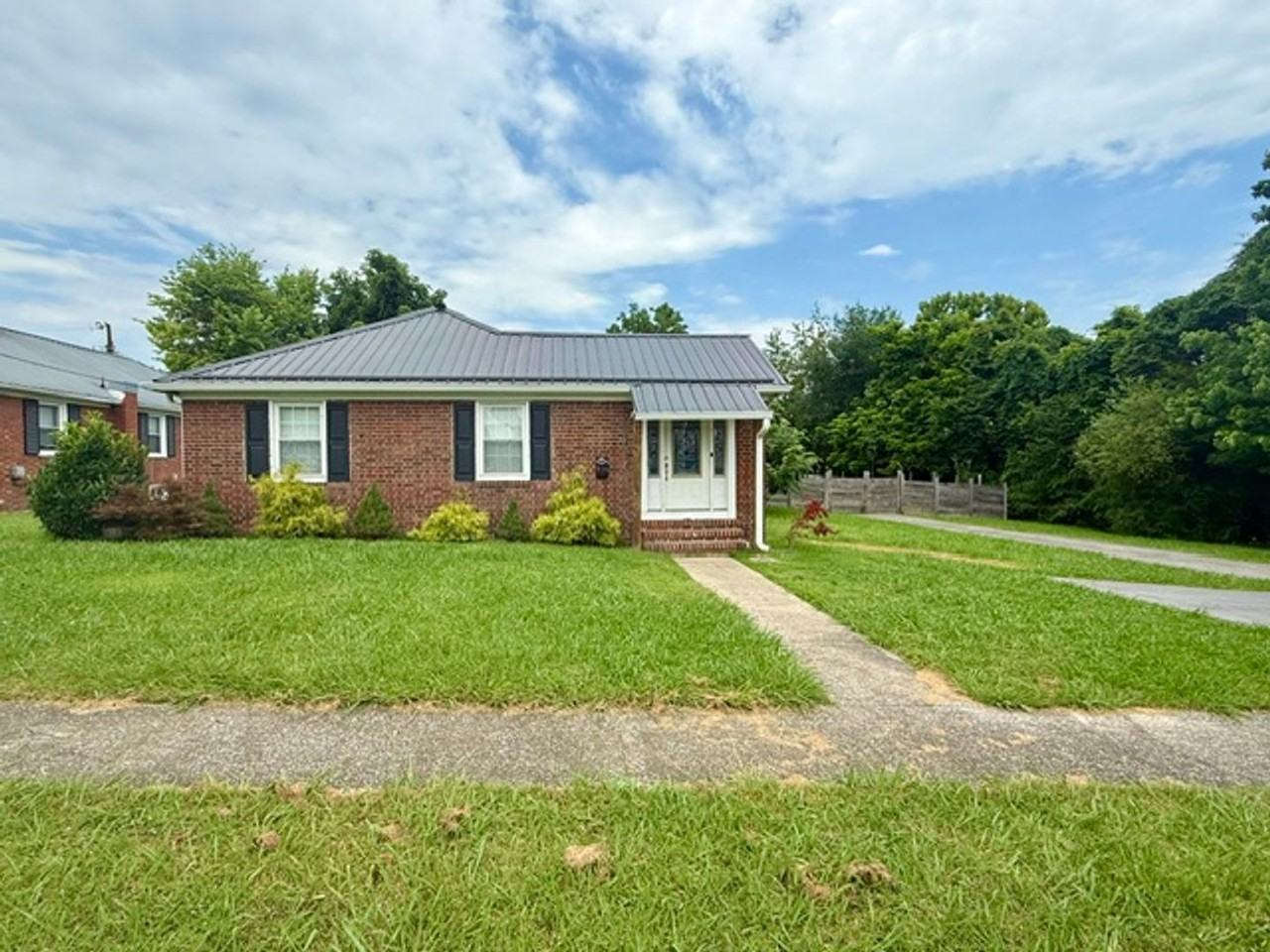 914 Birch St - Photo 2 of 17