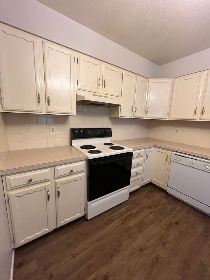 1428 W 25th St - Photo 2 of 19