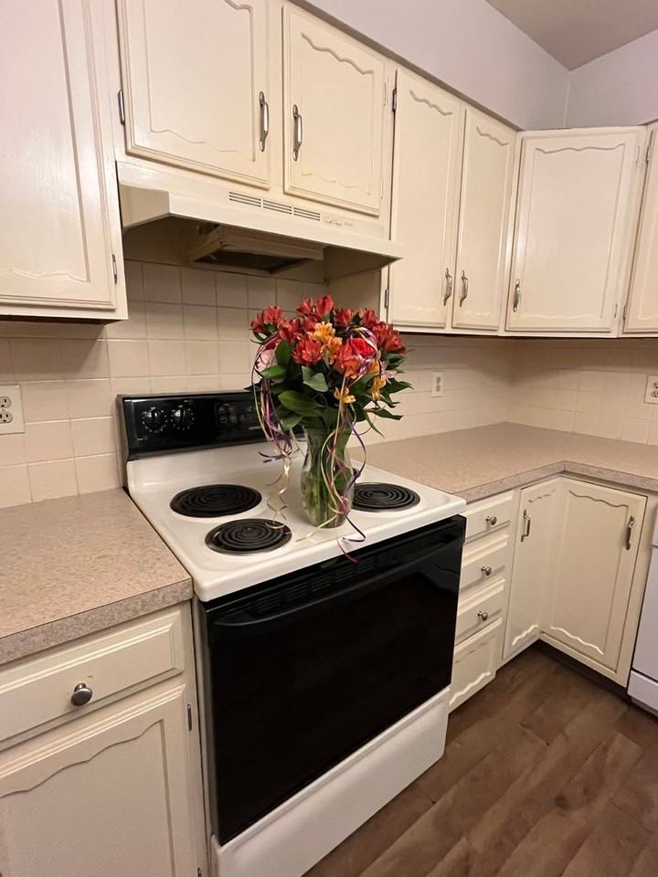 1428 W 25th St - Photo 3 of 19