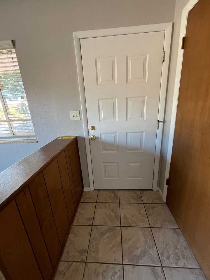 1428 W 25th St - Photo 4 of 19