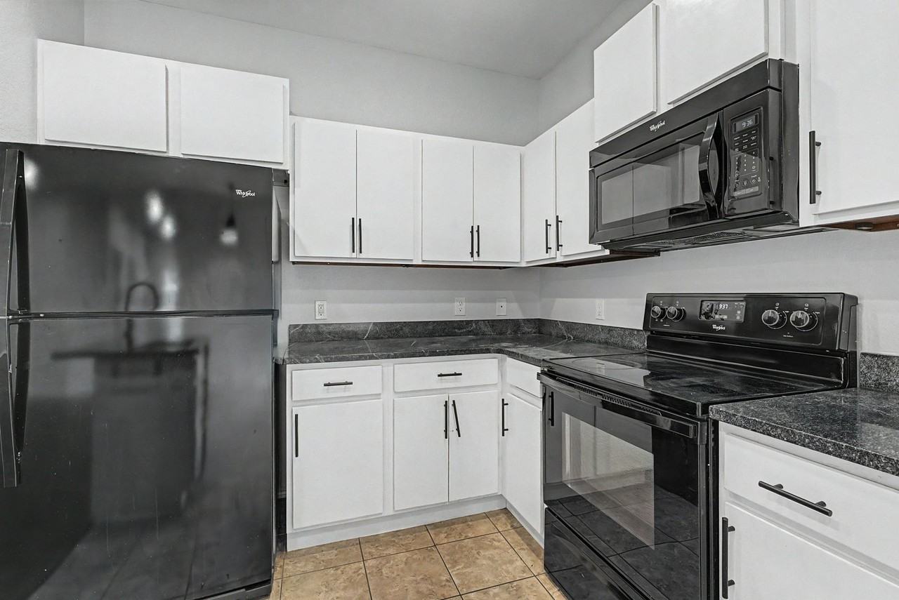 4435 W Pecan St - Photo 4 of 22