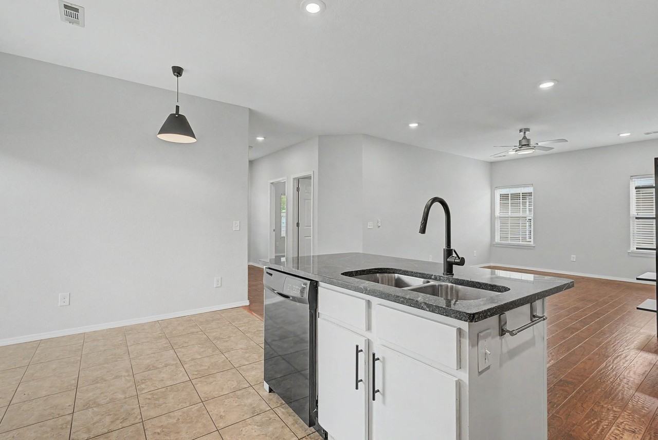 4435 W Pecan St - Photo 5 of 22