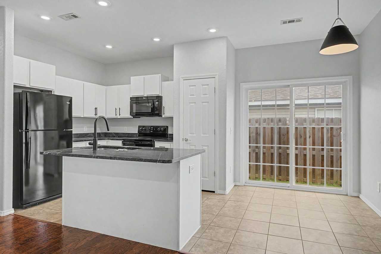 4435 W Pecan St - Photo 6 of 22