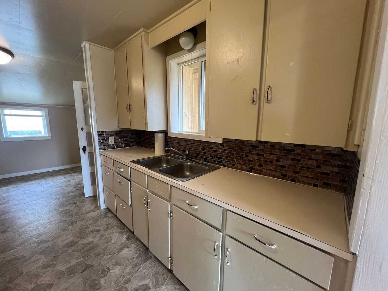 486 Jackson Ave - Photo 3 of 7