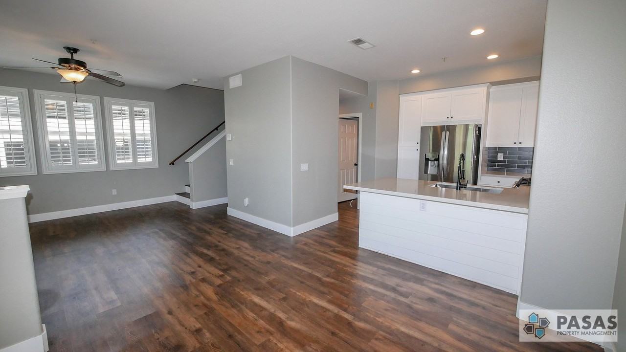 8744 Concourse Ct - Photo 3 of 36