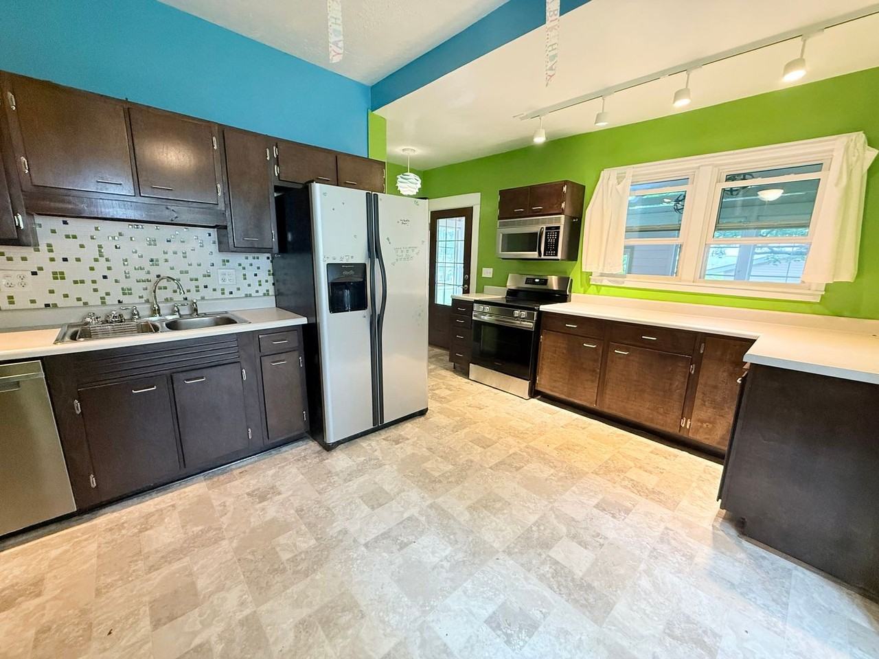 906 N Evans St - Photo 3 of 20