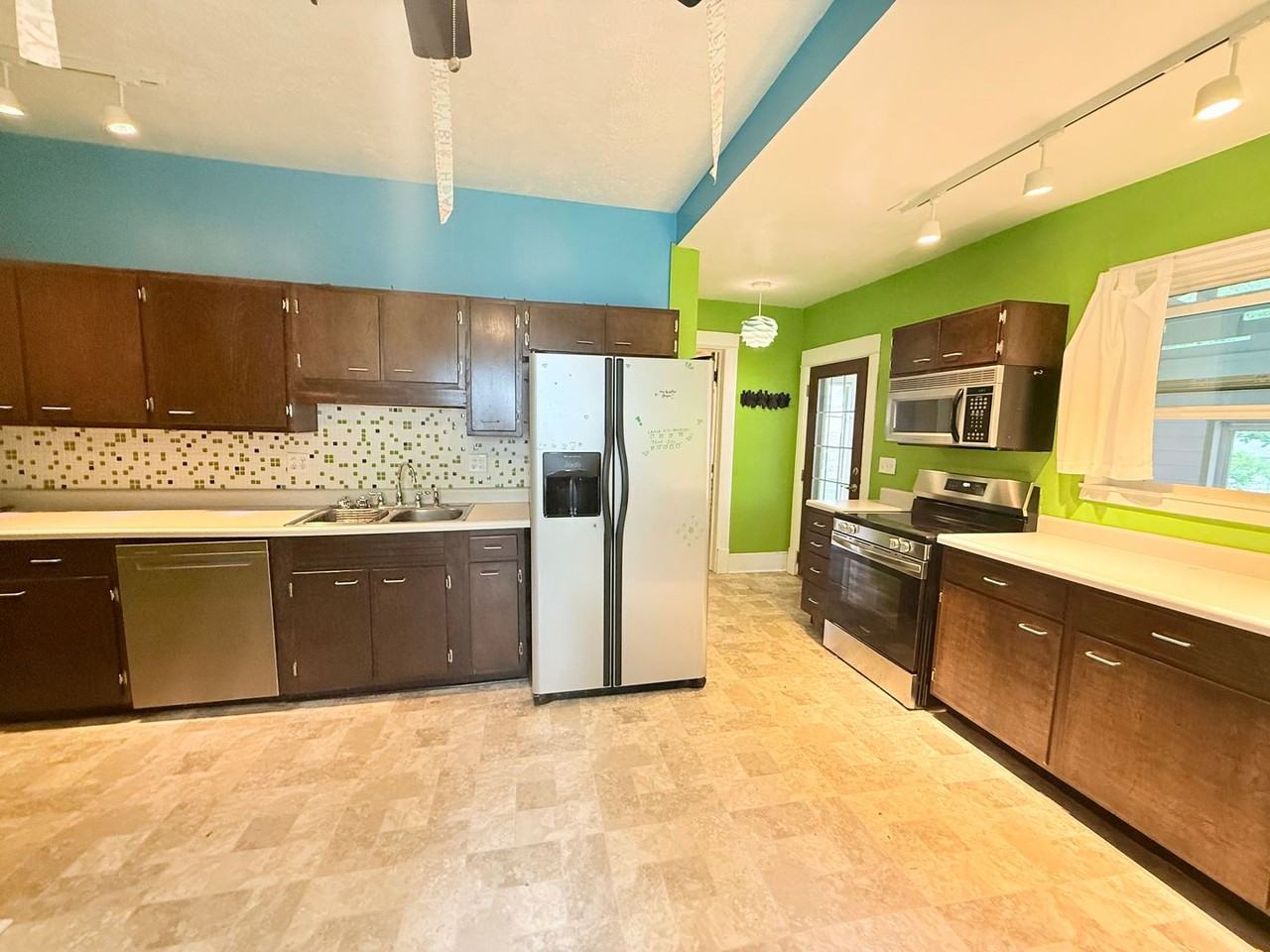 906 N Evans St - Photo 4 of 20