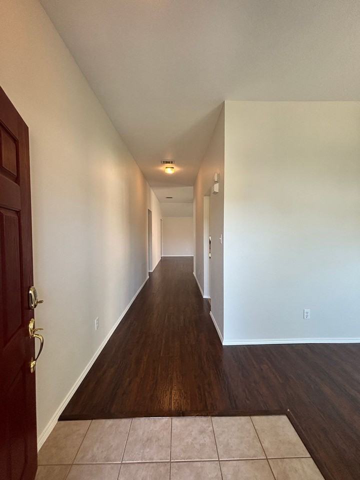 2748 Wakecrest Dr - Photo 4 of 31