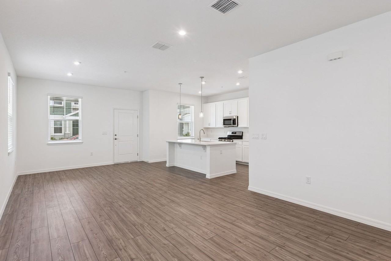 523 Orient Ave - Photo 4 of 21