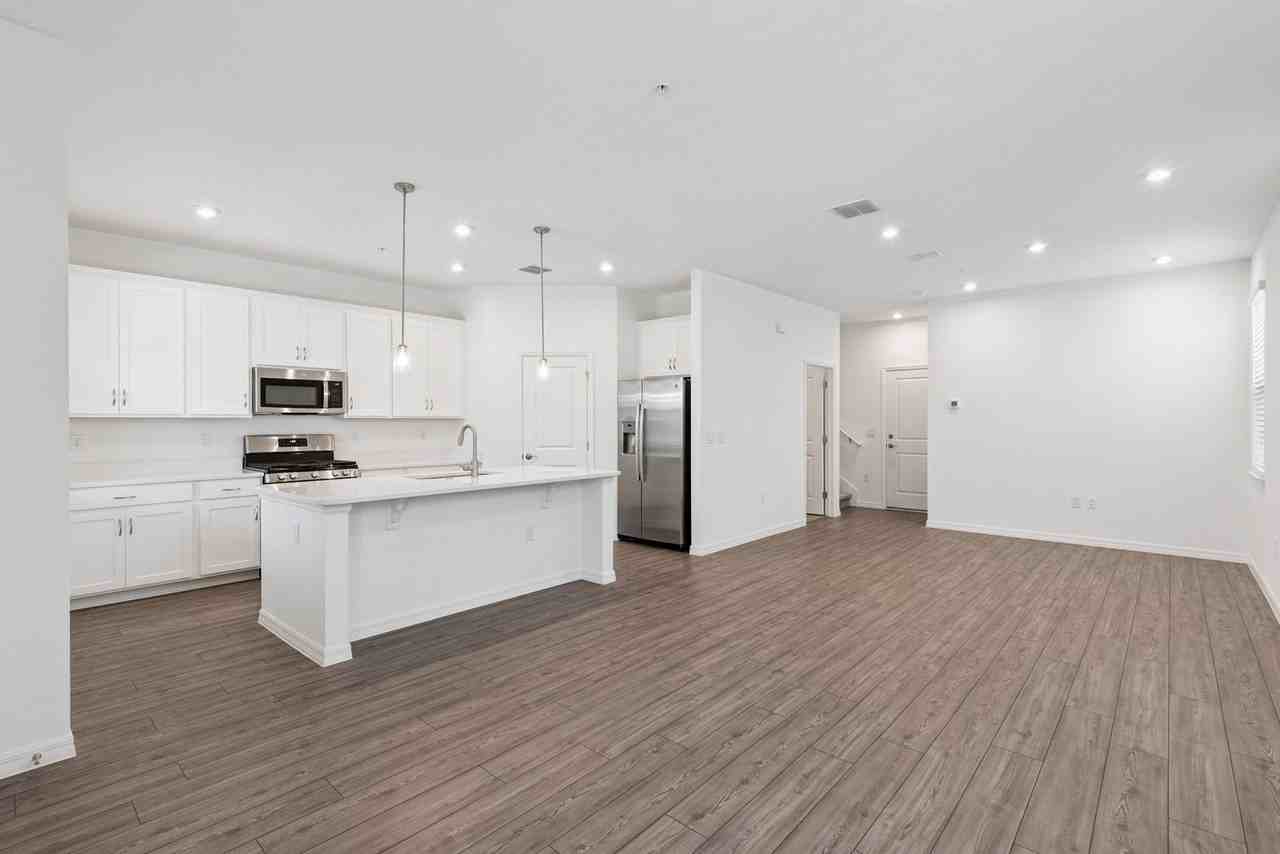 523 Orient Ave - Photo 5 of 21