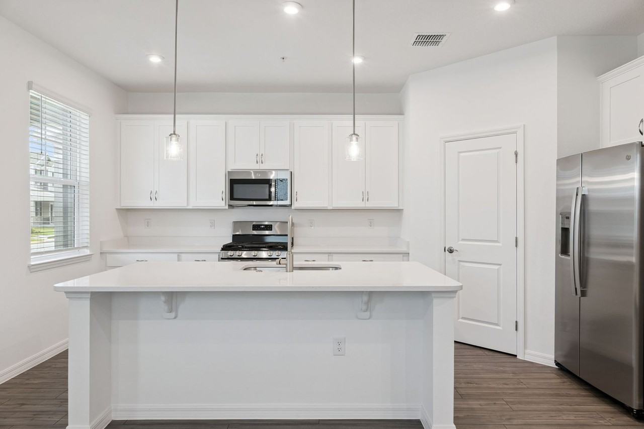 523 Orient Ave - Photo 6 of 21