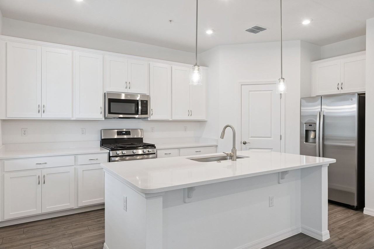523 Orient Ave - Photo 7 of 21
