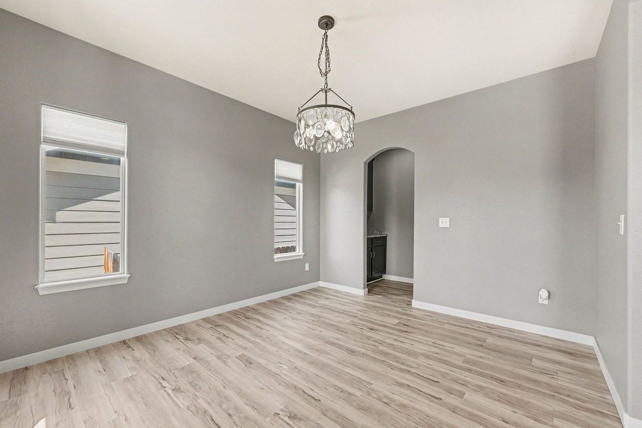 2721 Bridle Dr - Photo 3 of 33