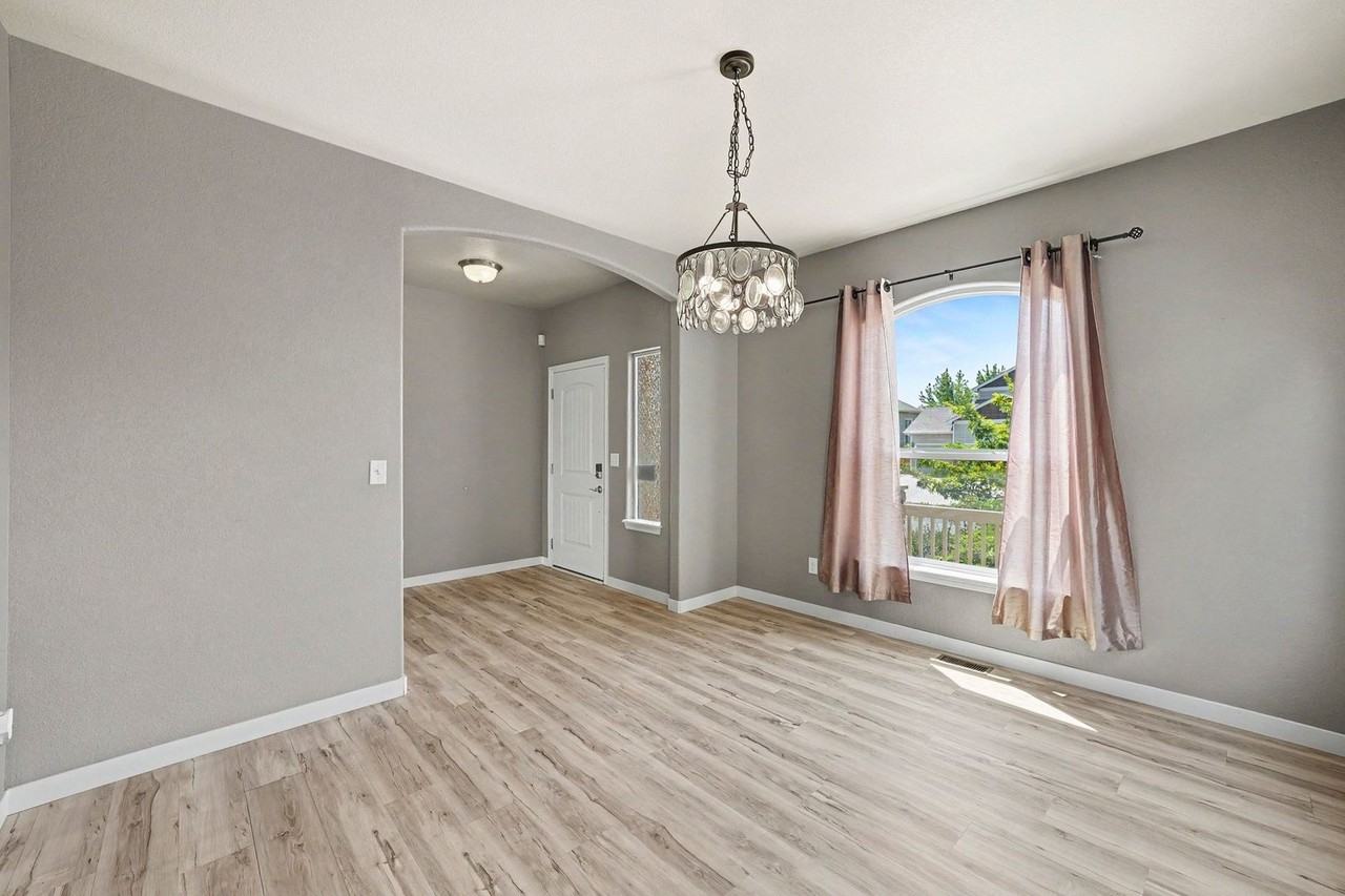 2721 Bridle Dr - Photo 4 of 33