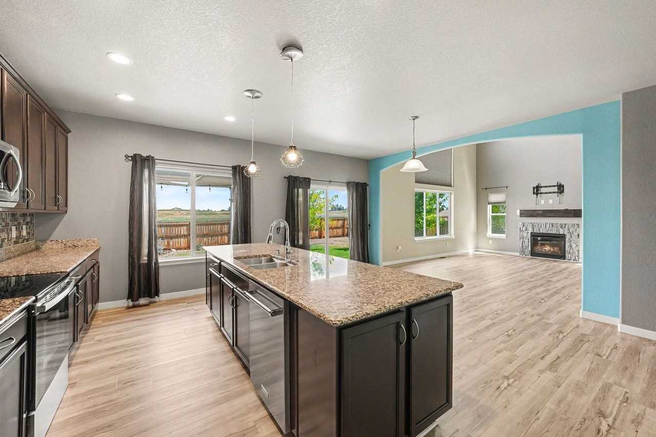 2721 Bridle Dr - Photo 5 of 33