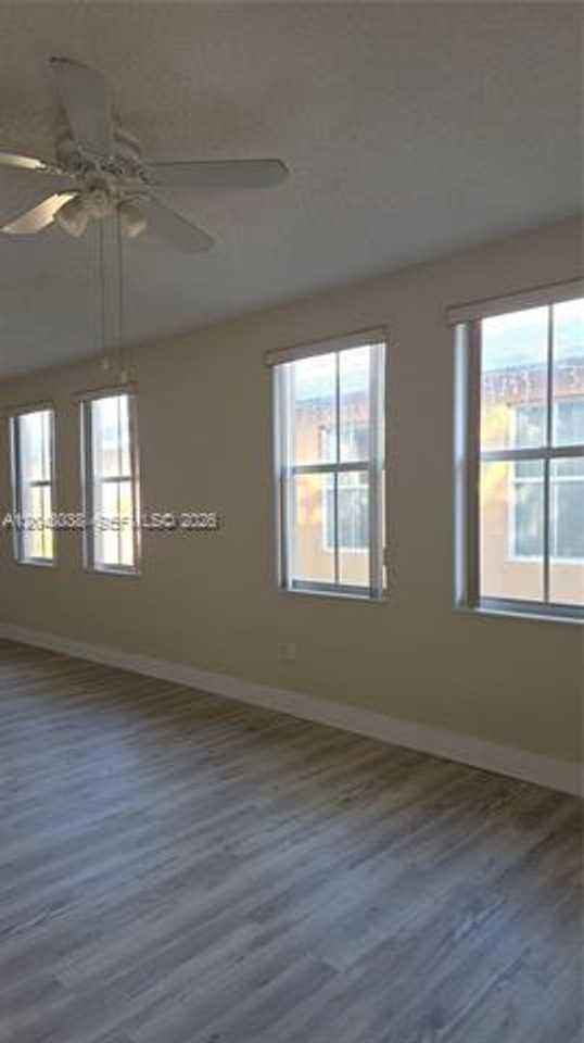 2926 Sw 26th St - Photo 5 of 7