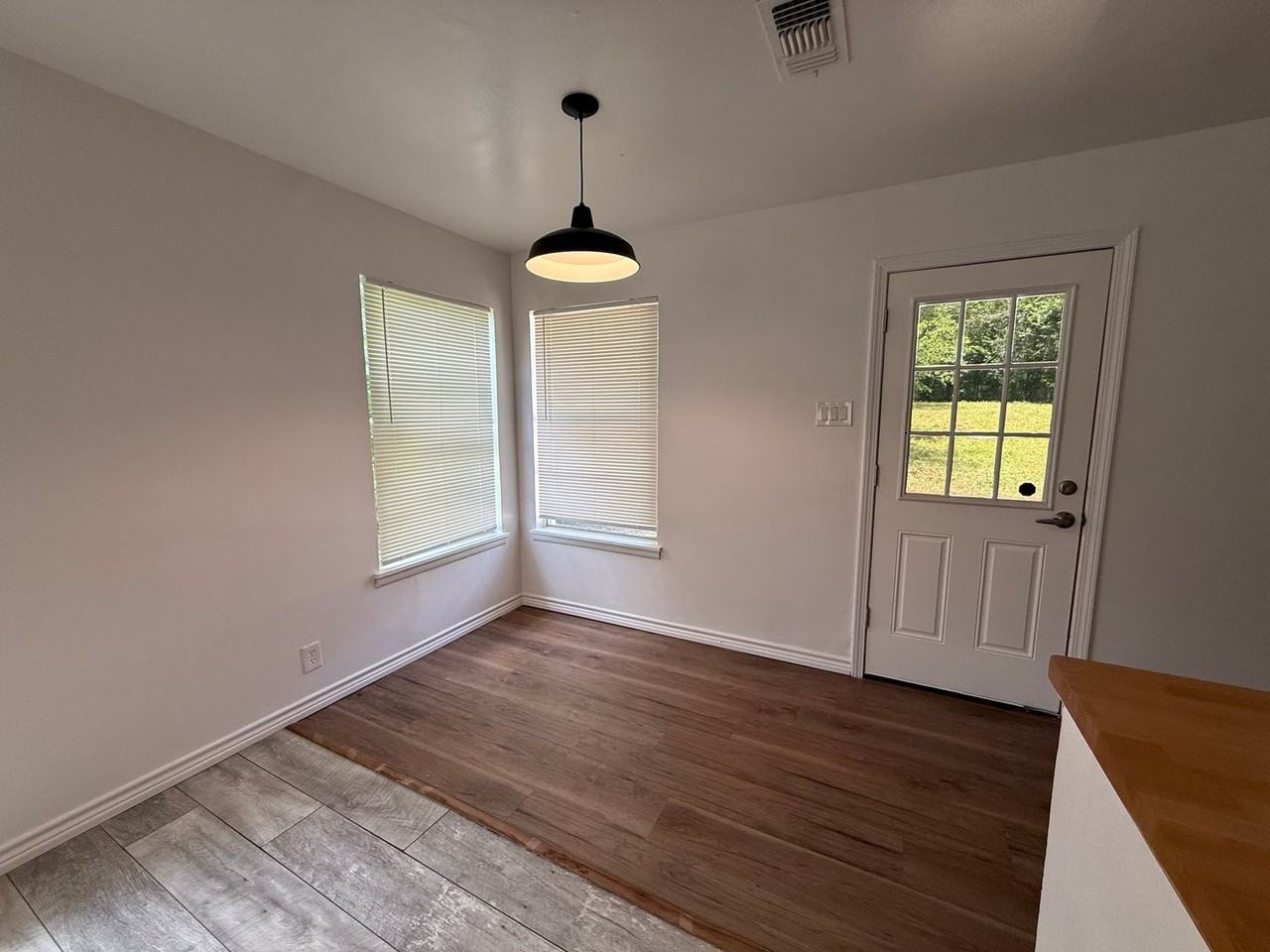4835 Hemphill Dr - Photo 4 of 11