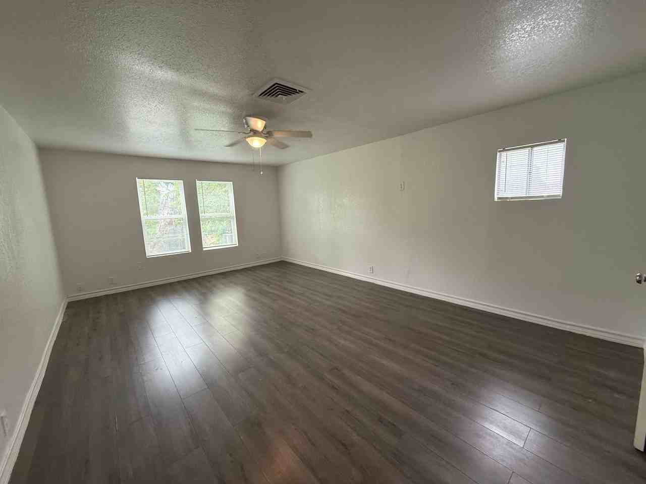 5902 Wales St - Photo 2 of 10