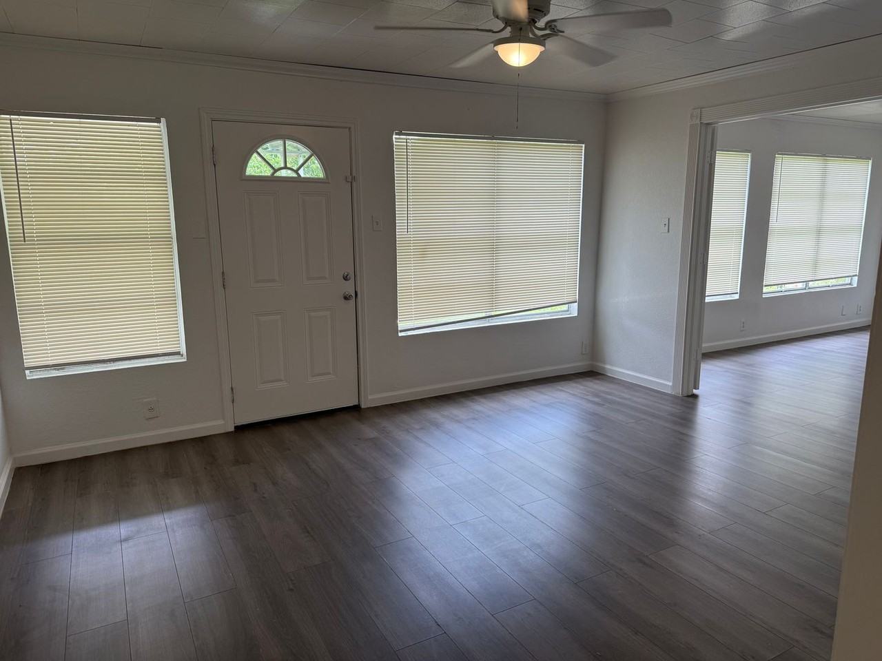 5902 Wales St - Photo 3 of 10