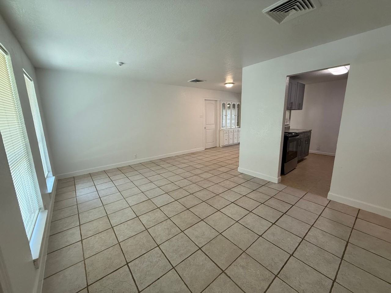 5902 Wales St - Photo 4 of 10