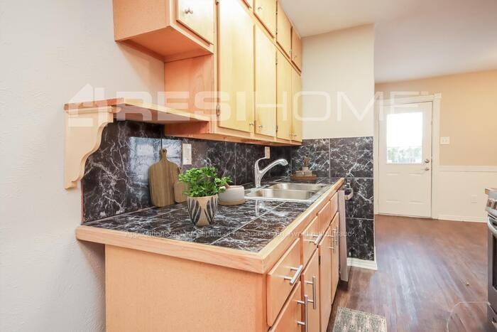 5211 Parkridge Dr - Photo 3 of 17