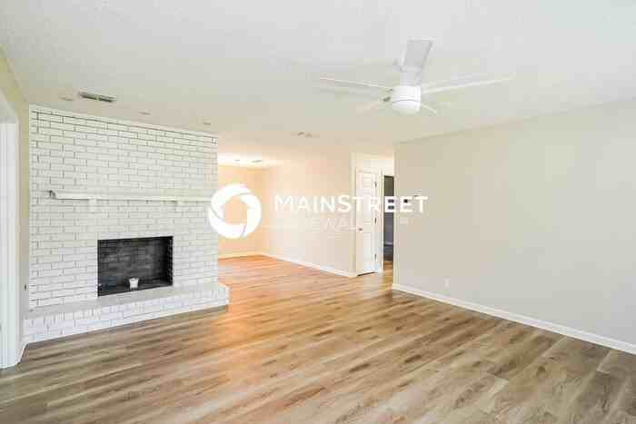 421 Jonquil Ct - Photo 3 of 16
