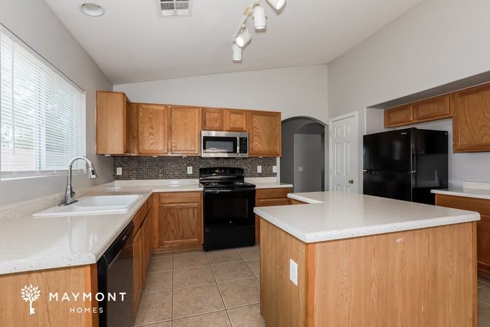 1752 W Harding Ave - Photo 4 of 12