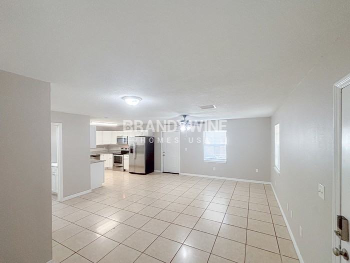 803 E Baker St - Photo 4 of 32